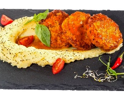 Пържени вегетариански картофени кюфтета с ориз, сирене, праз лук и магданоз, панирани в яйца и галета - снимка на рецептата Пържени вегетариански картофени кюфтета с ориз, сирене, праз лук и магданоз, панирани в яйца и галета - снимка на рецептата